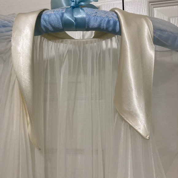 Vintage Vanity Fair Satin Collar Peignoir Rhinestone Closure Medium 3/4 Sleeve - Picture 4 of 4